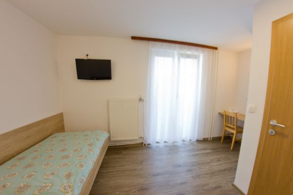 sobe-drinovec-naklo-single-room-1-12FDAF62B-EF1F-9680-B2A9-3E6AE5B90DDD.jpg