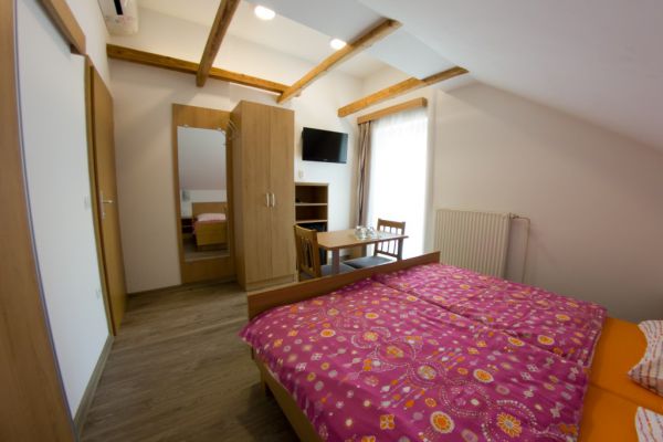 sobe-zimmer-rooms-drinovec-naklo-pri-kranju-1-of-3-customC8C0445F-5847-AB71-F99F-01B226DE378F.jpg