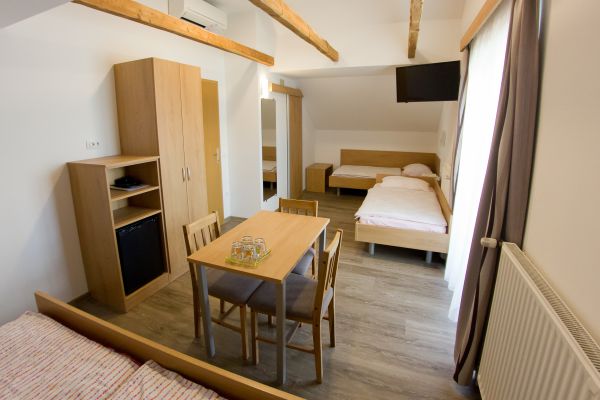 sobe-zimmer-rooms-drinovec-naklo-pri-kranju-2-of-365CE665E-CED2-6BF3-EA91-636C5205CFAD.jpg